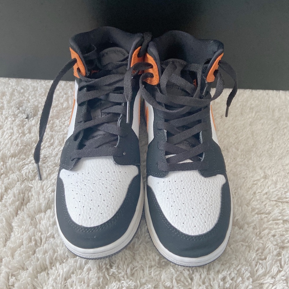 Air Jordan 1 mid retro